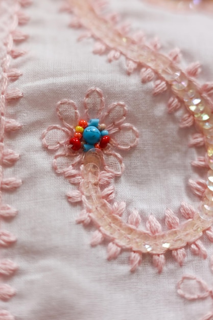 ręcznie haftowany motyw w zbliżeniu