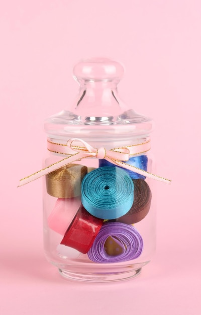 kompozycja haftów i nici w pudełku